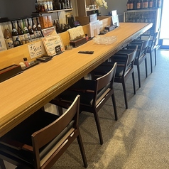 お一人様でもご利用しやすいカウンター席をご用意しております。お一人様はもちろん、複数人でもゆったりご利用いただけます。