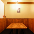 2名のカップルシート。靴を脱がずにご利用いただけるテーブル席です☆気取らない雰囲気で向かい合ってお食事をされたいカップルにおすすめ！