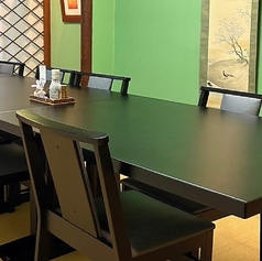 【座敷席4名～】座敷はイスに座るタイプのテーブル席もご用意できますので、立ち座りの際に足腰が痛いとご不安があるご年配の方を含めた法事など、親戚での集まりやお祝い事で集まるご家族の団らんの場でもご利用いただけます。(7月～8月は大広間としていただけます)