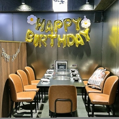 【広めのテーブル席】7名様までお座りいただけるテーブル席は、各種宴会・友人でのお食事などにピッタリのお席です◎高い仕切りもあるので、周りを気にせずプライベートな空間でお食事をお楽しみいただけます！ご友人の誕生日祝い等様々なシーンでご利用いただけるお席となっておりますので、お気軽にご相談くださいませ！