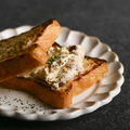 料理メニュー写真&nbsp;★炭焼きパンに乗せたレーズンクリームチーズ