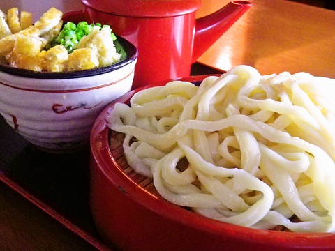 冷たくコシの強いうどんを温かいつけ汁で食べる。ちょっと珍しい武蔵野うどんのお店。