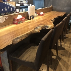 天然木の一枚板が心地よいカウンター席。活気がありながらも落ち着ける空間は、おひとり様を優しく包みます。具沢山な鍋を独り占めする贅沢、野球とビールを愉しむ自由。美味しい料理を楽しんだり、自分のペースで種類が豊富なお酒を飲み放題で味わう。今日一日の疲れを癒す、自分だけの特別な時間をお過ごしください。