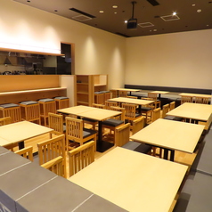 4名がけのテーブル席となります。結合も可能ですのでご宴会やご友人同士の集まりなどにもご利用頂けます。人数等もお気軽にお問い合わせくださいませ。