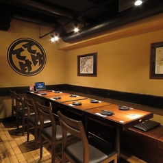 【テーブル席半個室:~10名様】少人数宴会におすすめ!女子会や接待にも◎ロフトお座敷席の上下段をつなぐ階段の間、中2階エリアに位置する半個室です。ロフトの左右にそれぞれ1部屋ずつ、合計2部屋ご用意しております。ほかのお席から少し離れた落ち着いた空間のため、さまざまなシーンにおすすめです。