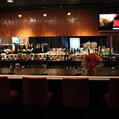 【カウンター席×10】お一人様も大歓迎です☆堀田駅から徒歩3分の好立地！軽く一杯飲みたいときや、2件目でのご利用もおすすめ♪おしゃれなバーカウンターで美味しいお酒をお楽しみください。