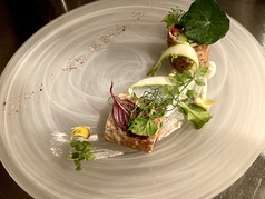 信州サーモンと浜農場のグリーンアスパラのガレットロール安曇野山葵のサワークリームの写真