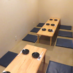 人数に合わせてレイアウト自由自在！8名様まで収容可能！完全個室のため、会社宴会に最適◎