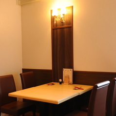 テーブル席もご用意しており、落ち着いた広々とした空間で、カジュアルなデートや友達との食事にぴったり♪