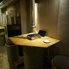 当店の3名様掛けテーブル席は、友人やご家族との気軽な食事にぴったりです。焼肉を囲みながら、和やかな会話を楽しむことができ、心温まるひとときをお過ごしいただけます。ちょっとした集まりや記念日のお祝いにも最適なスペースですので、ぜひご利用ください。