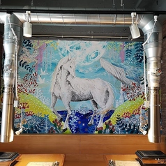 店内に入って目を引くのは、壁一面に描かれた白い馬と海の生き物たちの幻想的なアート作品☆自然光がたっぷりと差し込む、明るく開放的なテーブル席となっております♪清潔感溢れるおしゃれな空間は、普段使いのお食事はもちろん、女子会やデートなど幅広いシーンにおすすめです◎