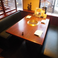 東大通りを見渡せるテーブル席です。店内は消毒作業を徹底し、お席の間隔をあけてご案内させて頂いております。