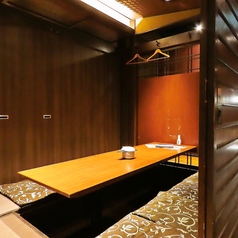 【2名様~4名様向けのテーブル席】隣と仕切られたBOX型のお席や半個室風のお席などを多数ご用意しています。高級感のあるテーブル席ならお祝いごとにもおすすめです。