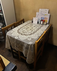 テーブルは4席。グループ・職場の方と、カップルやご夫婦も！ひそひそもワイワイもOKゆっくりお話しできる席。電子タバコも紙タバコもOK！