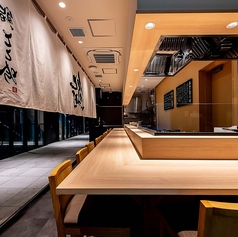 目の前で調理が見える席です。店内は完全禁煙のため、お煙草の匂いを気にせず繊細な海の幸の風味や酢飯の豊かな香りを余すことなくご堪能いただけます。小学生以上のお子様連れも大歓迎です。