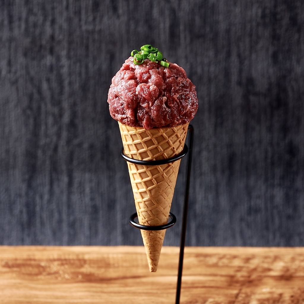 多数のうまる看板メニュー！クラッシュ桜ユッケはコーンをバリバリクラッシュして...?