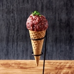 多数のうまる看板メニュー！クラッシュ桜ユッケはコーンをバリバリクラッシュして...?