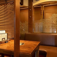 【半個室】2名様までご利用いただけます。女子会やランチ会など、親しい人とゆったり過ごすのに最適な空間です。プライベート感を大切にしたい方におすすめのお席です。