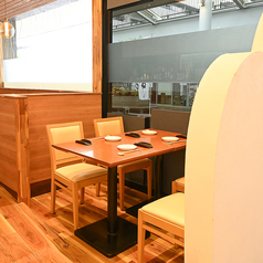 入口そばのテーブル席
