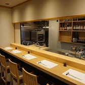 当店の【カウンター席】は、落ち着いた雰囲気を持ち、心地よい食事の時間を提供します。目の前で料理人が腕を振るう様子を楽しむことができ、特別な体験が味わえます。木の温もりを感じるカウンターは、リラックスした会話を楽しむのにぴったり。新鮮な素材を使った料理を、ここで心ゆくまでご堪能ください。