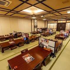 【憩い処:最大300名】開放感あふれる誰でも気軽に寛げる憩いの場。憩い処のお席は広々とした店内に全300席ご用意がございます。お一人様から大人数まで、お気軽にご利用ください。お座敷の席となりますので、小さなお子様連れのご家族にもおすすめです◎セルフドリンクコーナーもございますので、ちょい飲み利用など。