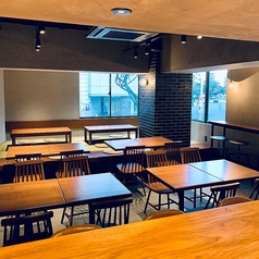 天神駅近く、アクセス抜群！炭火で丁寧に焼き上げる絶品やきとりと、九州ならではの料理を楽しめる居酒屋です。最大30名様まで貸切OK！ 忘年会・新年会・会社宴会・仲間との集まりにぴったり。落ち着いた雰囲気の店内で、こだわりの串と豊富なドリンクを囲みながら、特別な時間をお過ごしください。