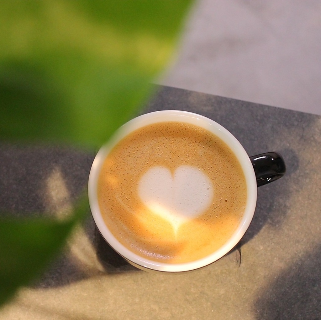 オーナー厳選のコーヒーと豊富なドリンクで、贅沢な午後のひと時を心地よい空間でお楽しみください♪