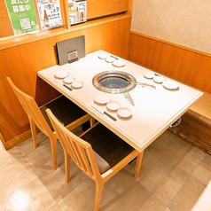 少人数からご利用いただけるテーブル席を完備した焼肉居酒屋！駅すぐの好アクセス立地は大人数での集まりにも便利です。上田屋自慢のお肉やこだわりの逸品などをお楽しみいただける、2時間飲み放題付きのお得なコースもご用意しております。様々なシーンでご利用可能です！人気のお席は早めにご予約を！