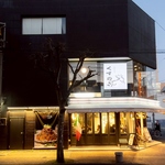 黒を基調としたお洒落な外観が目印☆隠れ家のような落ち着く店内で、おいしい串料理を♪