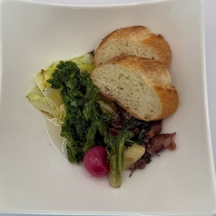 ホタルイカと春野菜のガーリックオーブン焼き アヒージョ風 ～バケット添え～