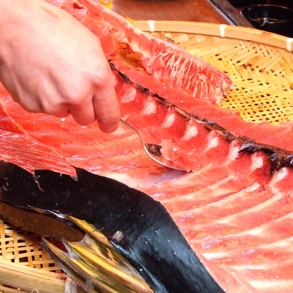 提灯名物・まぐろの中落ち！一番美味しい骨に近い身をスプーンでせせり取ってもらいます♪