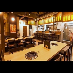 8名が離れることなく会話できる大テーブル！