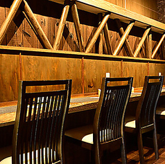 お一人様でも気軽に利用できるカウンター席が5席ございます。お仕事帰りや、ふらっと立ち寄りたい時に最適です。職人の手捌きを眺めながら、お食事をお楽しみください。