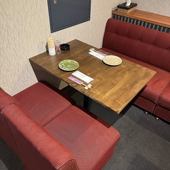 テーブル卓は全卓ソファー席となっております。みんなで楽しいひとときを過ごせるよう、心を込めたおもてなしをいたします。お気軽にご予約ください！