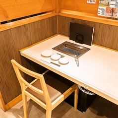 【1名様からご利用可能】府中本町駅前の焼肉居酒屋！デートや仕事帰りのカジュアルな飲み会などにおすすめ。木の温もりを感じられる空間はお誕生日や記念日のお祝いにもおすすめです。上田屋こだわりのお肉と厳選したお酒をゆっくりお楽しみいただける寛ぎ空間となっております。