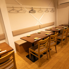 温かみのある木目調のテーブルと柔らかなクリーム色のソファが配された店内は、清潔感に溢れ、ゆったりとくつろげる空間です。壁には便利なハンガーも完備。少人数から大人数まで対応可能で、貸切利用も承っております。大切な方との会食や特別な集まりに、ぜひご利用ください。