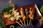 職人が備長炭で丁寧に仕上げる焼き鳥・炭焼きを、ぜひご堪能ください！冷えたお酒との相性は抜群です