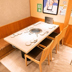 【飲み会や宴会にもおすすめ！】当店は会社でのご宴会や女子会、ママ会、オフ会など、ワイワイ集まる中規模宴会におすすめです。また、幹事様にもお得なクーポンや2時間飲み放題付きのコースを4,500円(税込)～各種ご用意しております！活気ある当店へぜひ！皆さまのご来店を心より