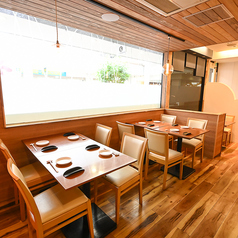 ご家族やご友人、会社の方たちとゆったりおしゃべりを楽しめるテーブル席