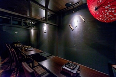 ２～４名様用×６卓人数に応じてご用意致します。会社の飲み会・カップルやデートにもピッタリ。（普段は一部屋づつ仕切りの壁と暖簾がかかってます）