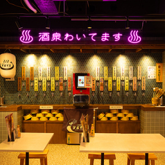 壁一面に並んだ蛇口からお酒を注ぐセルフ式ドリンクステーション。飲み放題を注文すると、蛇口をひねって好みのお酒・度数・割り方で自由にカスタムできます！これほど蛇口が並ぶ光景は珍しく、店内の大きな“映えスポット”にもなっています♪