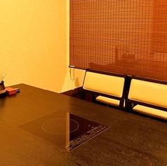 【テーブル席|4名様×4卓】店内奥の落ち着いた空間。カジュアル利用におすすめ。店内奥に4卓備えたテーブル席は、それぞれ4名様までご利用いただけます。オープンスペースですが、すだれで仕切られているため周りの視線を気にせずお過ごしいただけます。