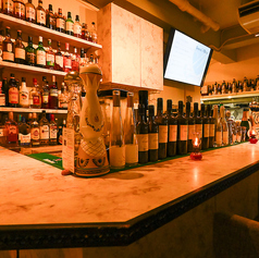 カウンターの目の前には数多くのお酒がずらりと並んでおり、ライトアップされた圧巻のバーパックが。目の前でお酒を作ってもらい、バーテンダーと会話を楽しみながら優雅な時間をお過ごしいただけます。