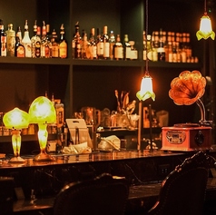 カウンター席では隣同士でシーシャやドリンクをお楽しみいただける空間となっております。