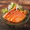 料理メニュー写真&nbsp;サーモンルイベ 山わさび醤油添え