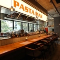 【1名様×6席】お一人様でも気兼ねなく当店自慢のパスタメニューやお酒を心ゆくまでご堪能いただけるカウンター席をご用意◎ご自身のペースでゆっくりとお食事を楽しめる居心地の良い空間となっておりますのでお仕事帰りの一杯や自分へのご褒美にぜひご活用ください♪皆様のご来店を心よりお待ちしております！