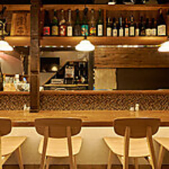 カウンター7席ご用意。お一人様でもゆっくりお寛ぎいただけます。