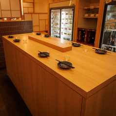 【立ちのカウンター席】になります。 お仕事帰りにサクッと、気軽にご利用ください！