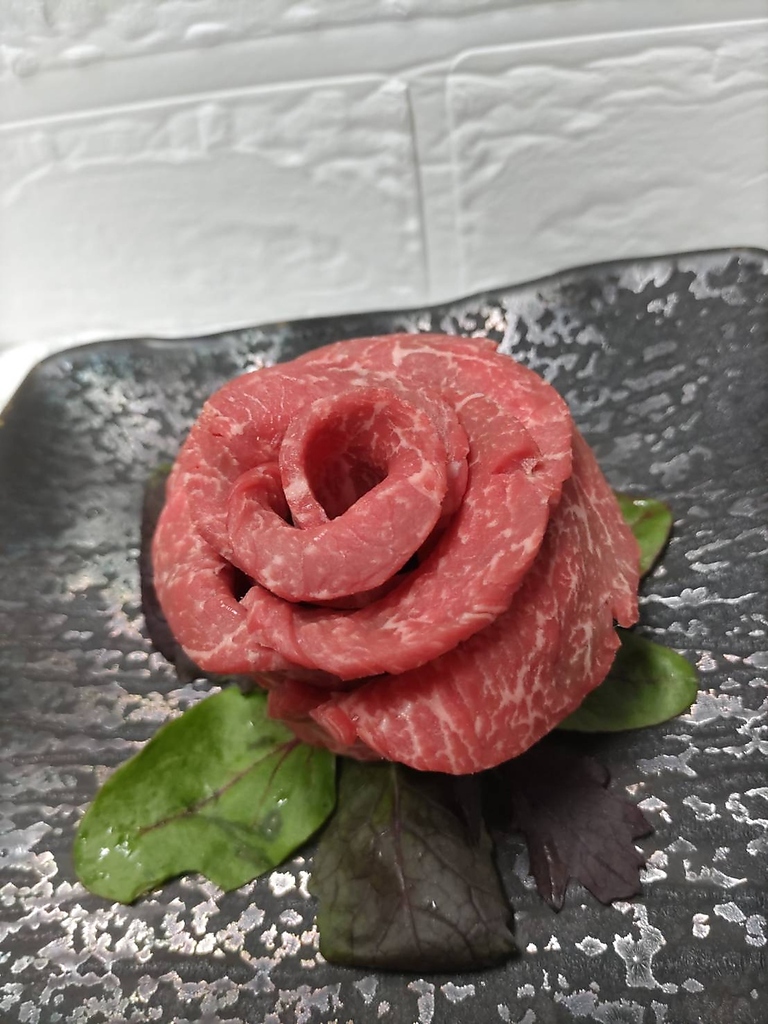 長年培われた知識と感覚で選び抜かれたお肉のきめ細かさ、とろけるような舌触りをお楽しみください。