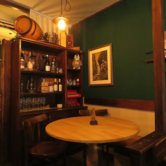 友人との楽しい時間や、大切な人とのデートに最適な場所がここにあります。落ち着いた木のインテリアは、リラックスできる雰囲気を演出し、会話が自然と弾む空間に仕上がっています。女子会や飲み会にぴったりのテーブル席で、楽しいひとときを過ごしてみませんか？心温まる会話を楽しめる場所です◎